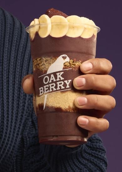 </who>An Oakberry açaí bowl in a cup.
